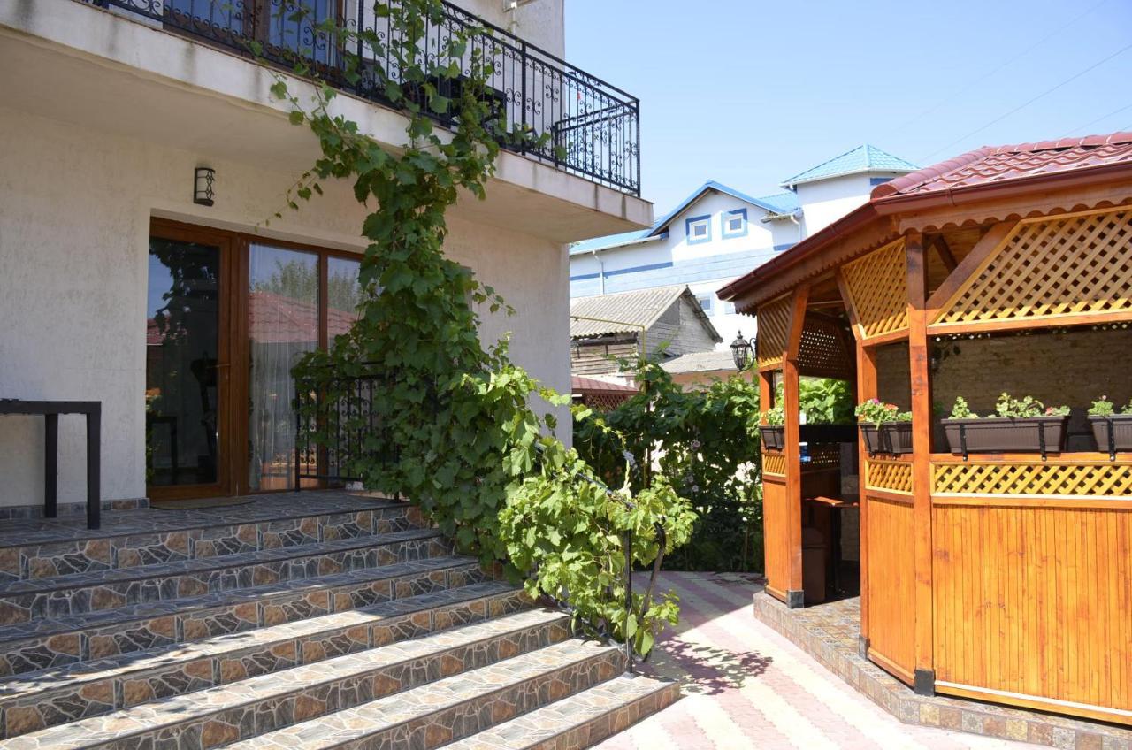 Casa Sarofin Hotel Костинещи Екстериор снимка